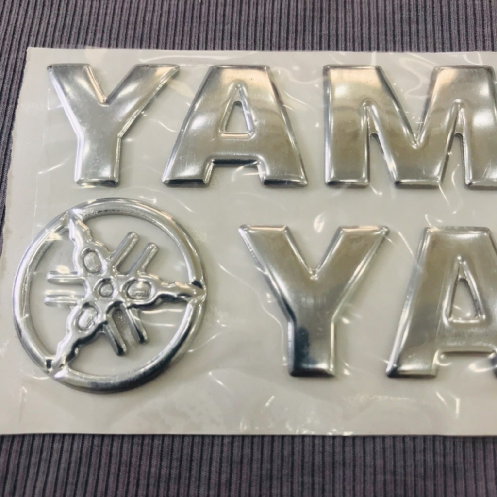 Cặp tem chữ nổi Yamaha sắc nét màu bạc