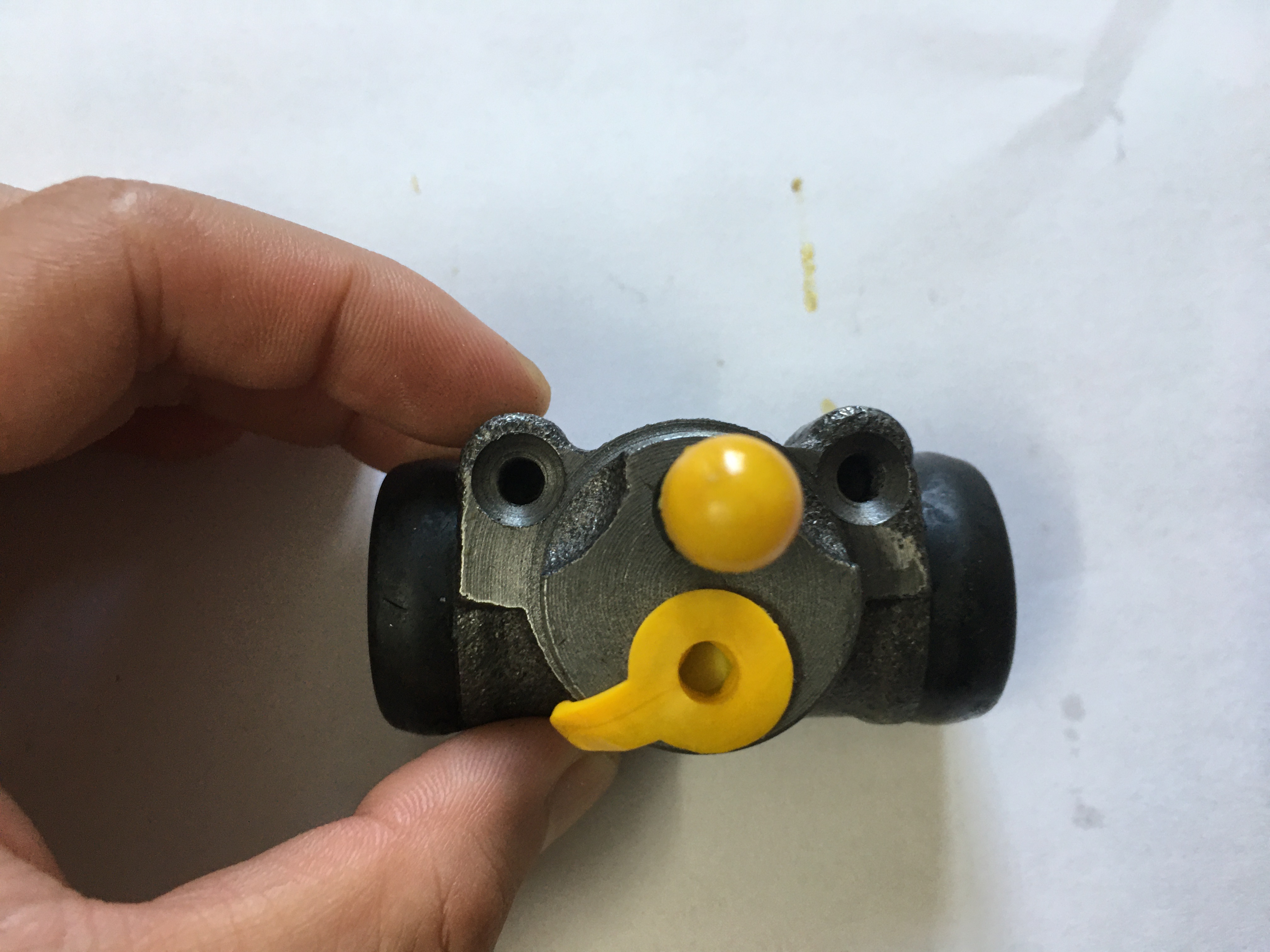 Con heo dầu trong mâm phanh cầu xe ba gác