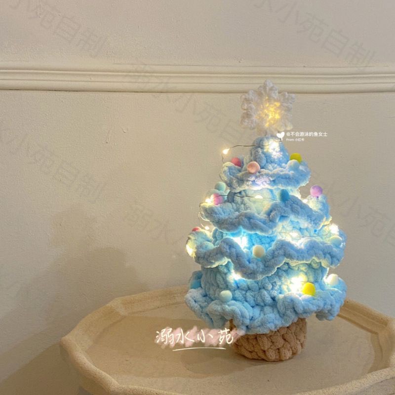 Cây thông noel mini để bàn bằng len kèm đèn nháy