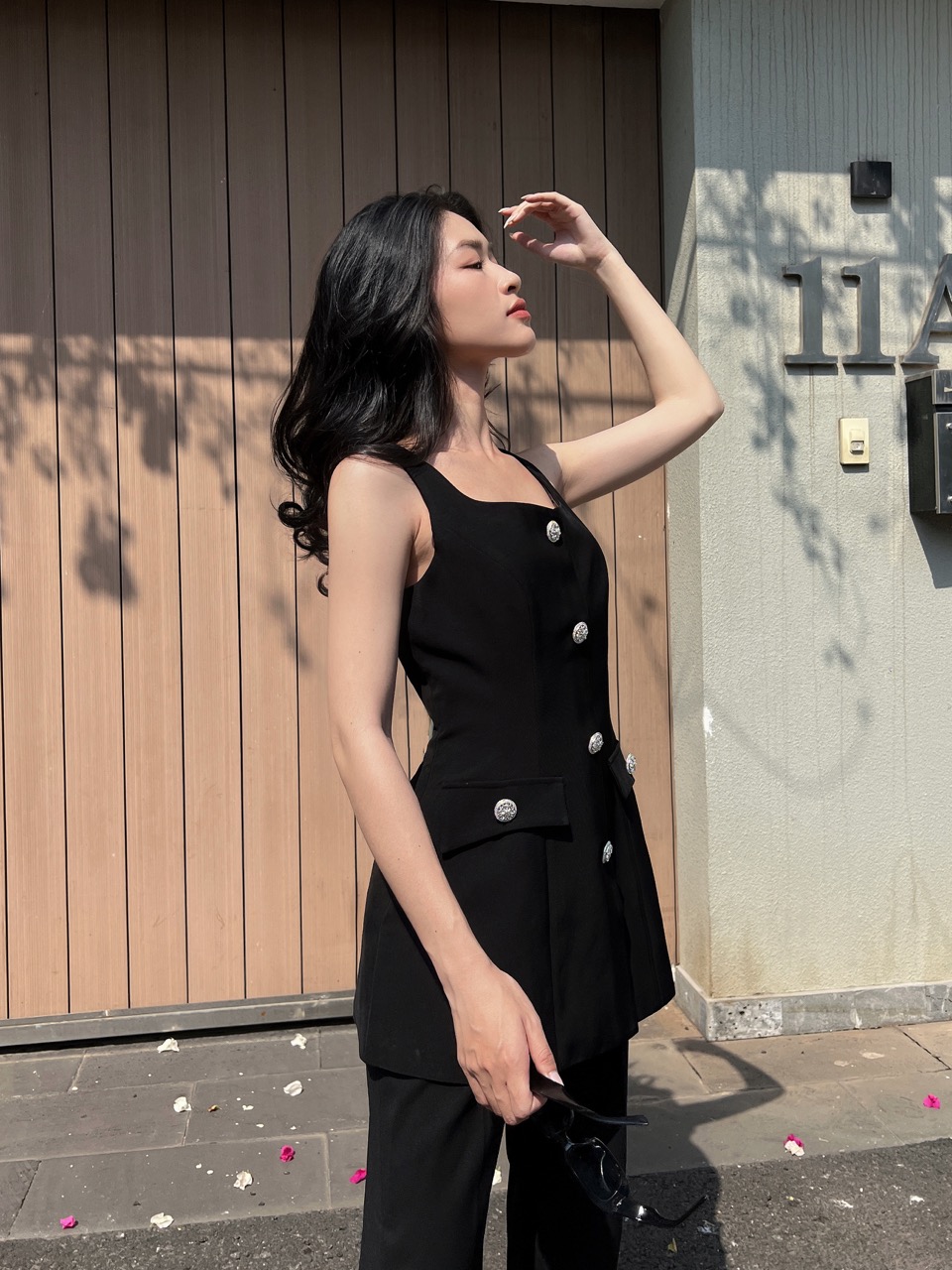 COCO SIN - Áo Sát Nách Đen Đính Nút Hoa