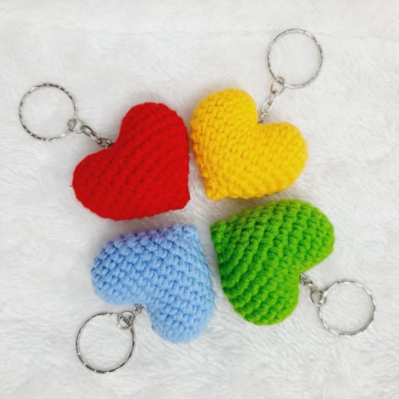 Móc khóa trái tim bằng len handmade dùng trang trí
