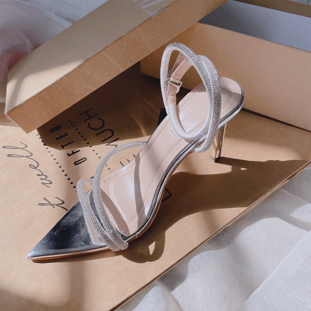 Sandal mũi nhọn 2 quai chéo, giày cao gót mũi nhọn cao 9p, sandal cao gót 9p mũi nhọn 2 quai chéo M105