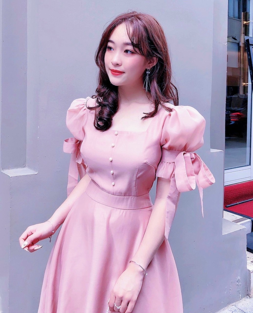 Đầm hồng cổ vuông tay nơ