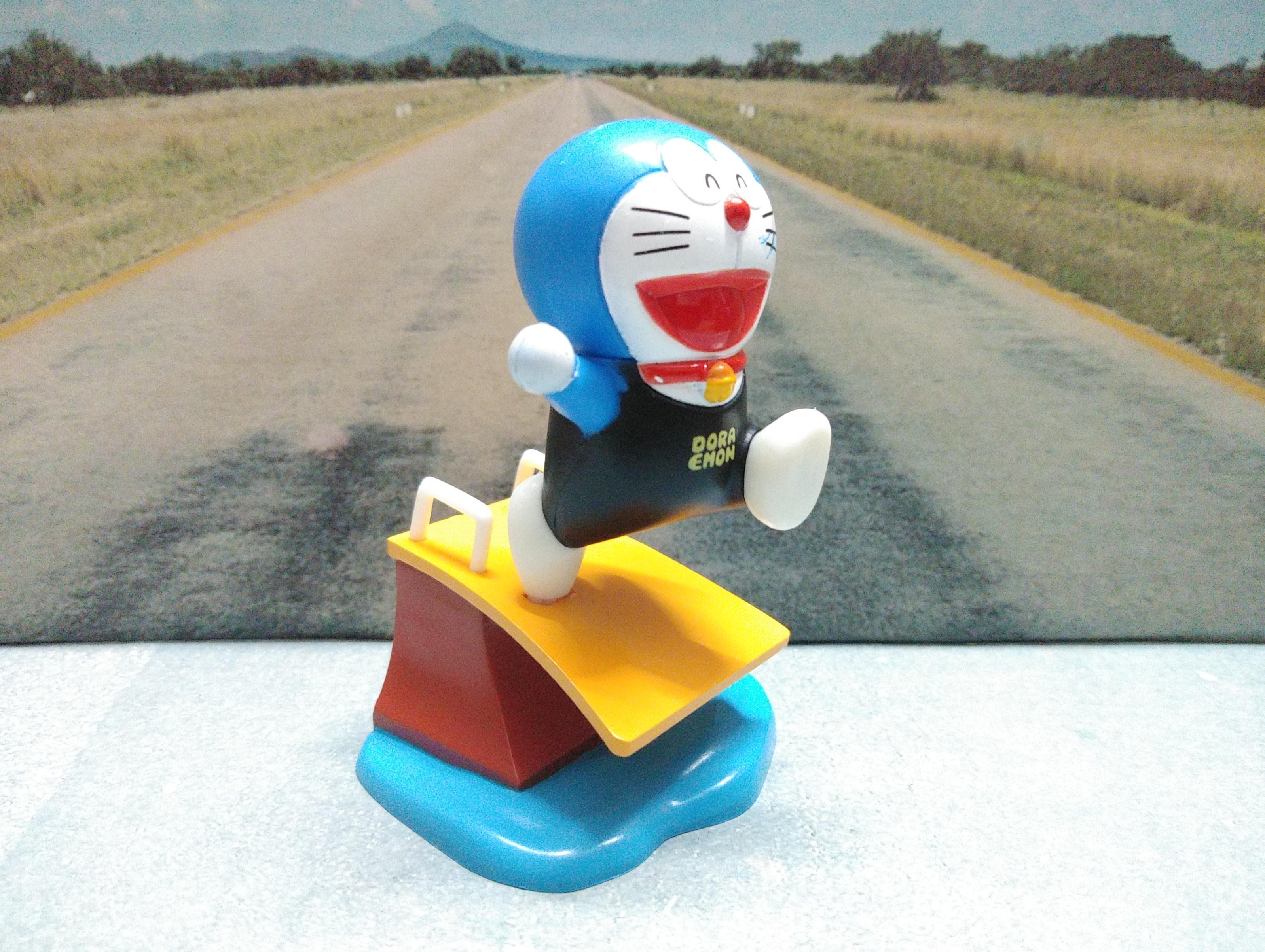 Đồ chơi mô hình Doraemon - Chơi thể thao