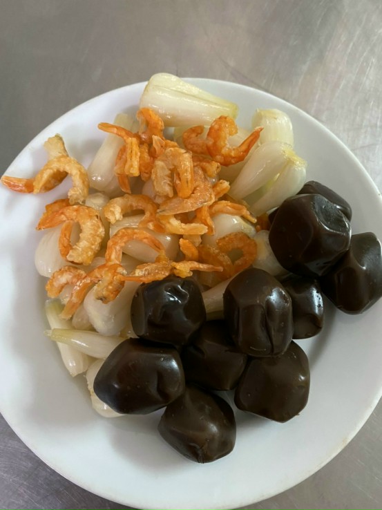 trứng cút Hắc Kim Cương