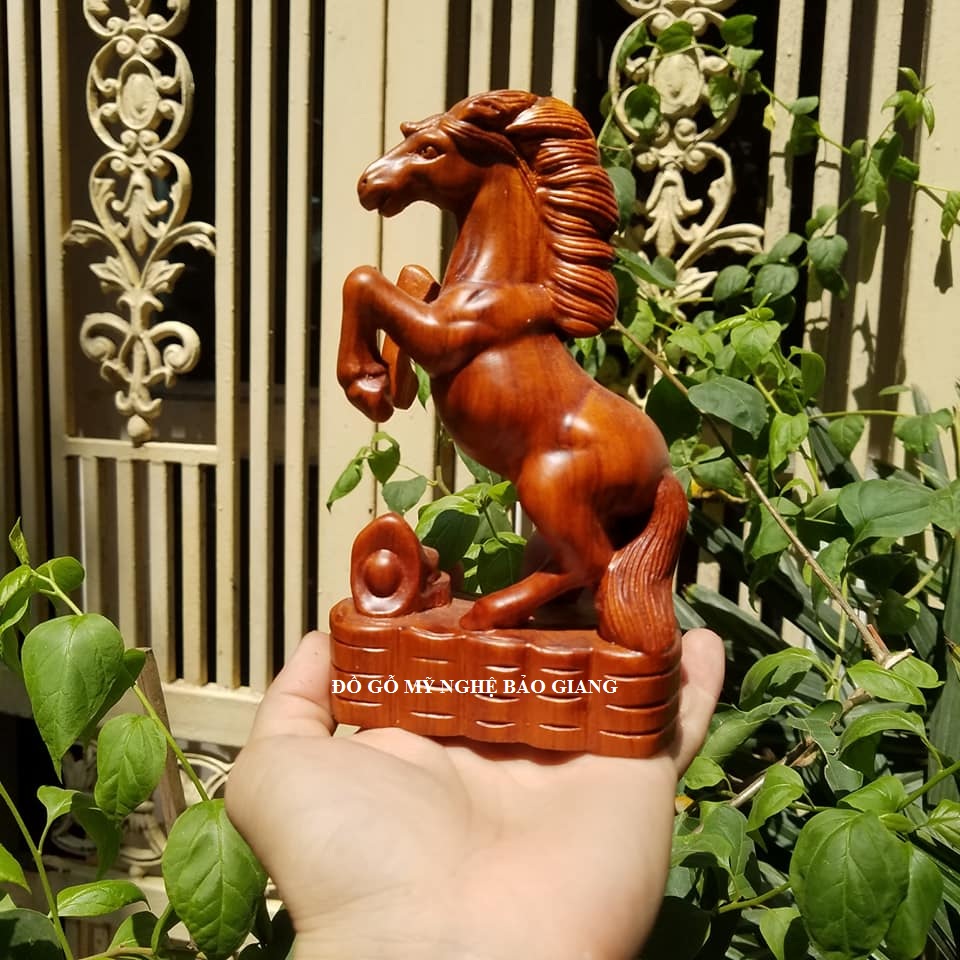 Tượng con ngựa gỗ hương
