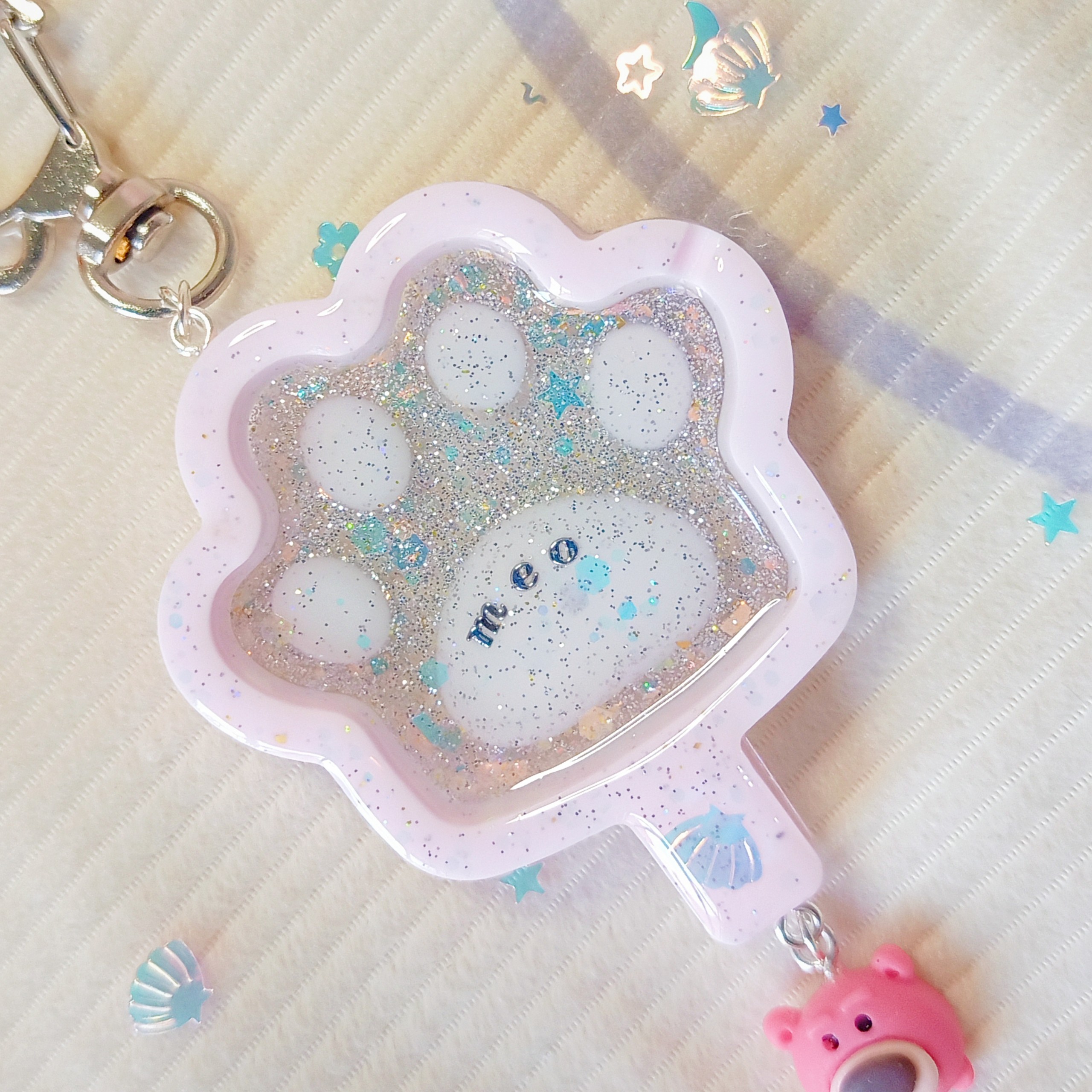 Móc khóa resin tay mèo handmade