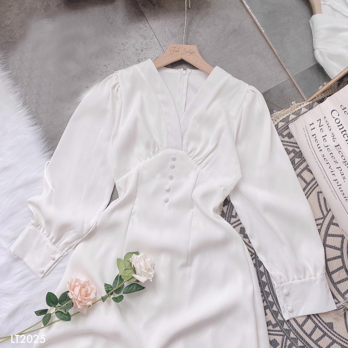 Đầm trắng cổ V nút bọc tay dài