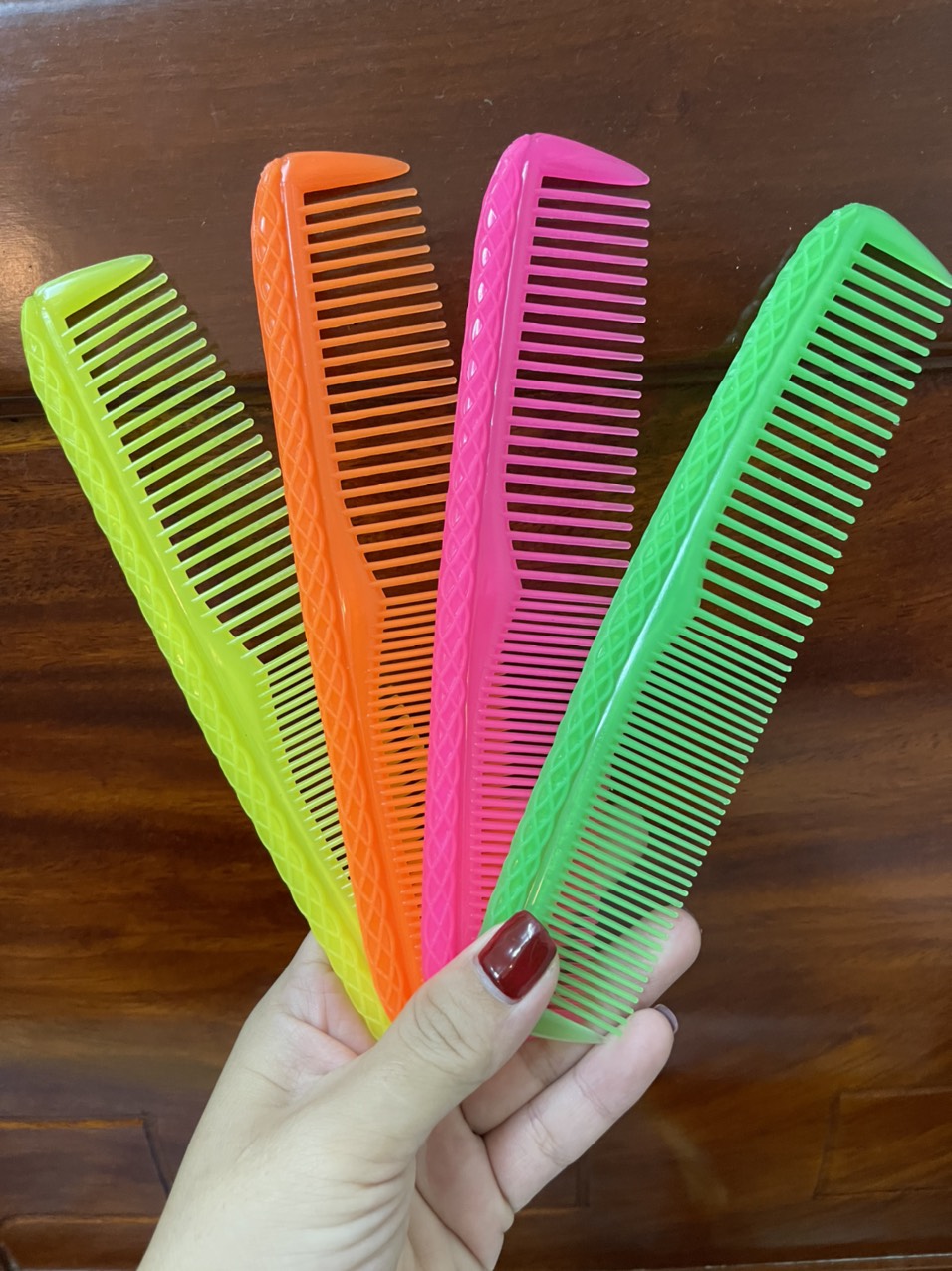 Lược Nhựa Chải Tóc 2 Răng Tiện Dụng (Màu ngẫu nhiên)