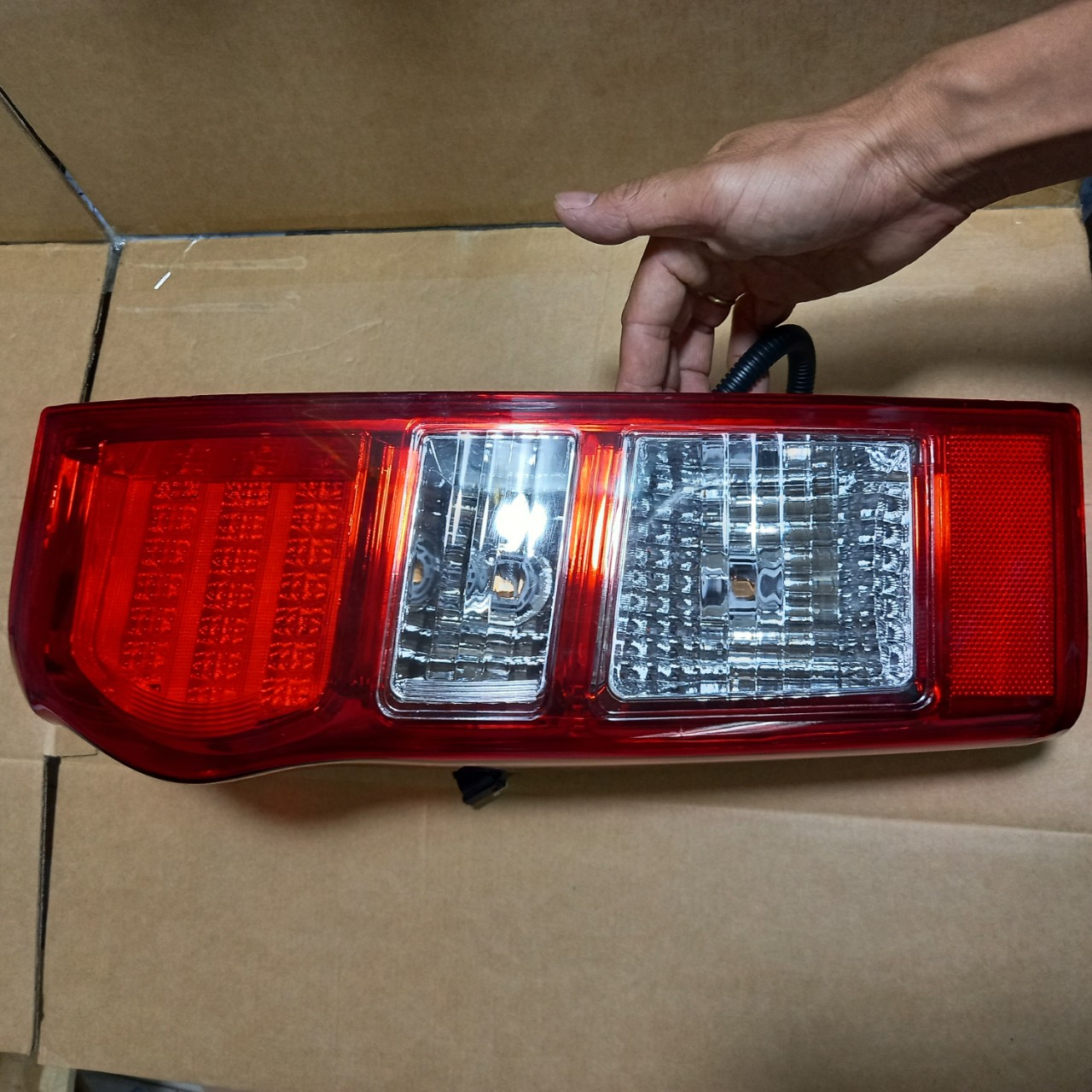 ĐÈN HẬU ISUZU DMAX 2012 - 2014 BÊN LÁI, CÓ LED