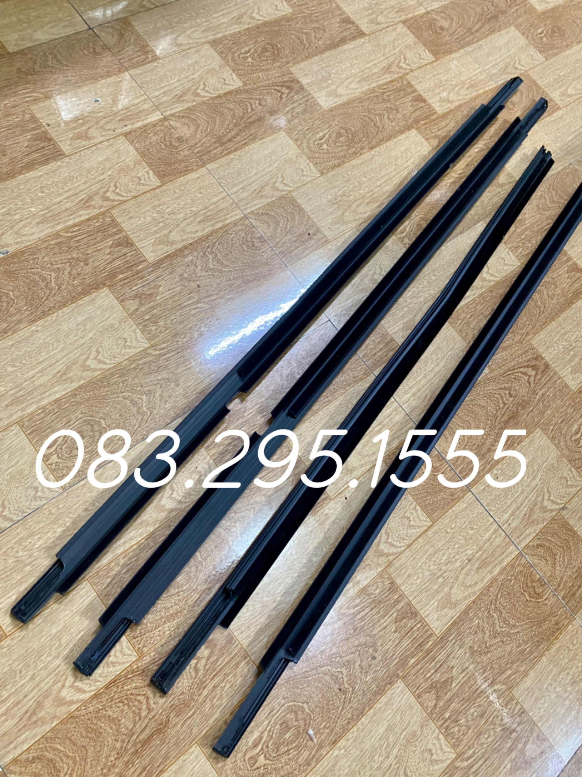 Nẹp chân kính ngoài innova 06 - 15