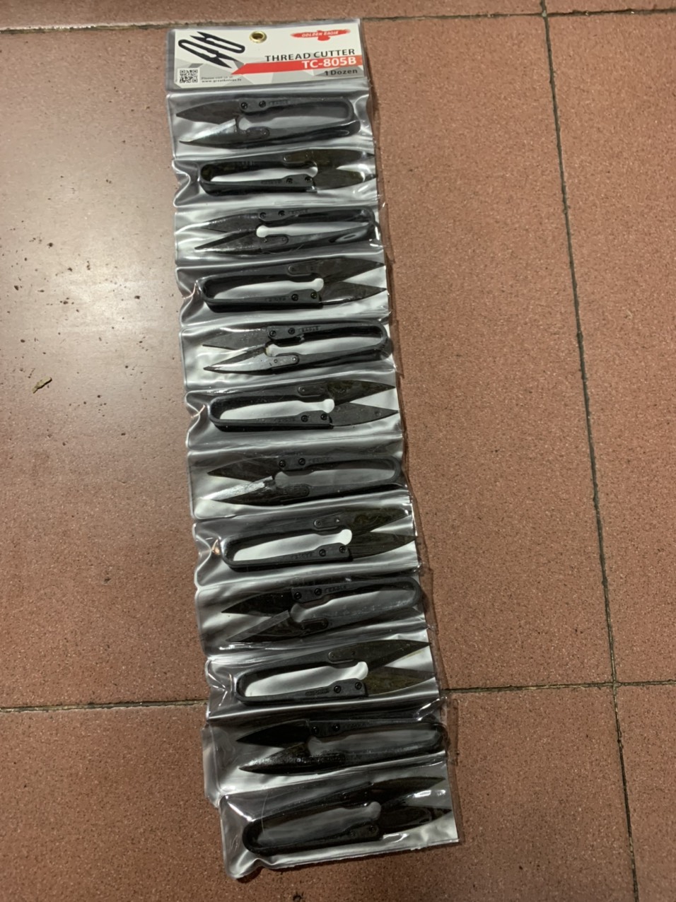 Kéo bấm chỉ nhựa đen vĩ 12 cây