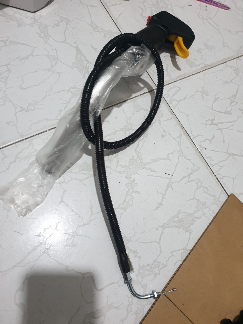Tay lái có công tắc máy cắt cỏ . t200/328/411. bình xang trên.
