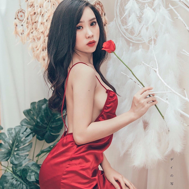 Đầm ngủ phi lụa màu đỏ hai dây hở lưng gợi cảm