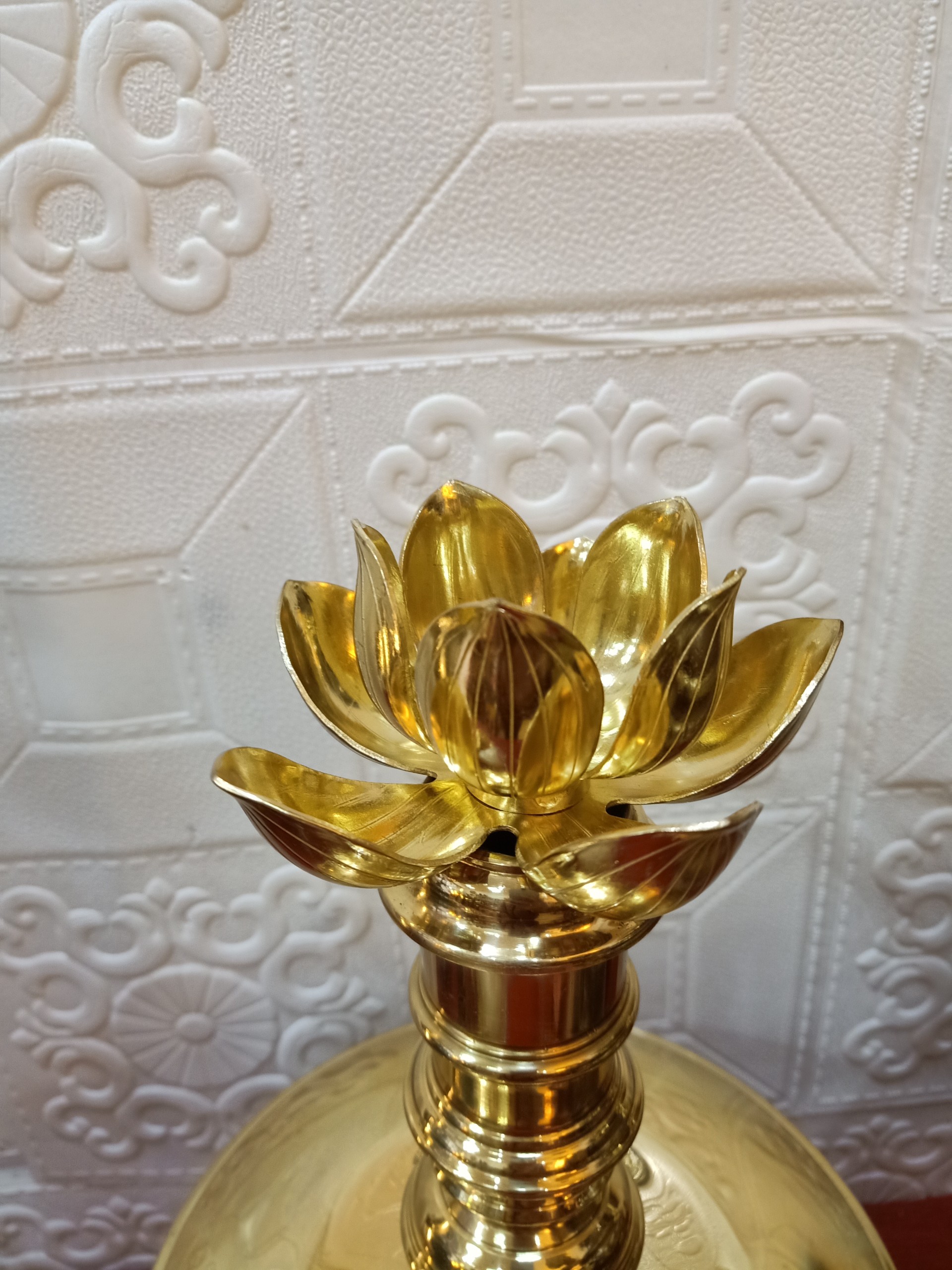 bông hoa sen đồng để chân nến