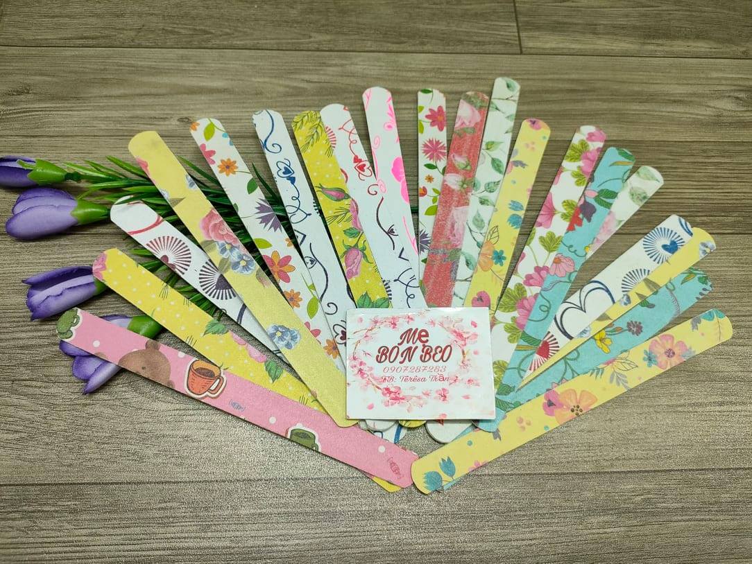 Com bo 2 dũa móng tay giấy hoa văn (2 cây)