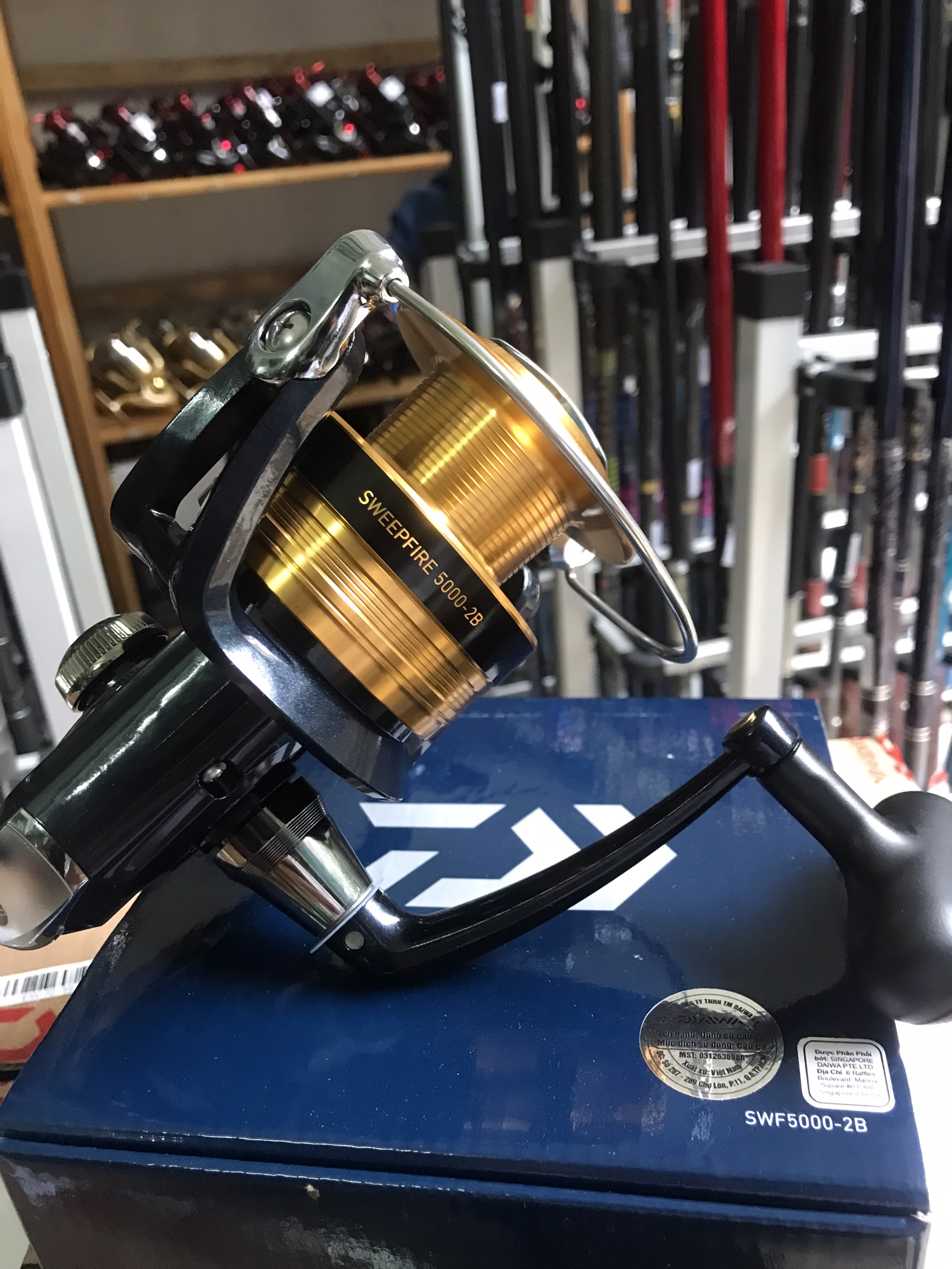 MÁY CÂU CÁ DAIWA SWEEPFIRE 5000 2B