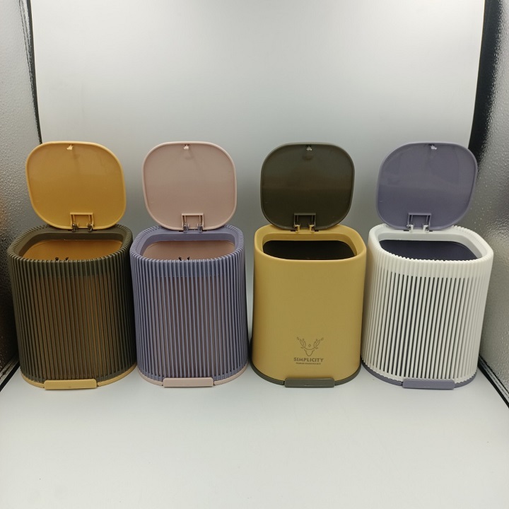Beautiful and practical office desktop mini plastic trash can be used