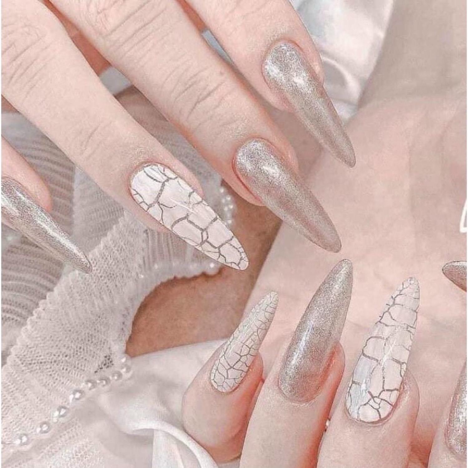 Sơn ɡel nứt Very Good Nail 2 màu trắng đen