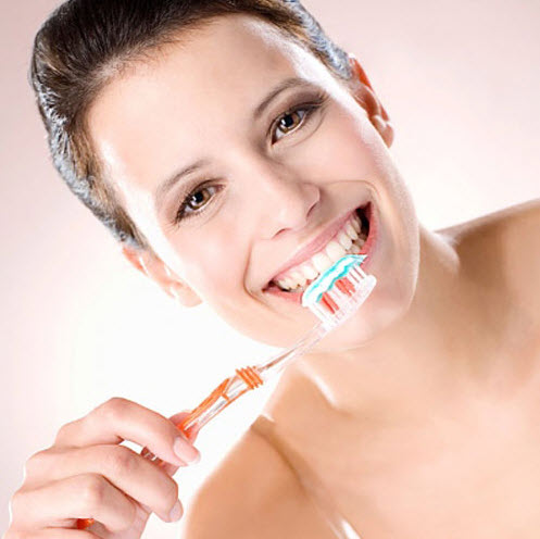 Kem đánh răng Aquafresh Bạc Hà Nhật Bản