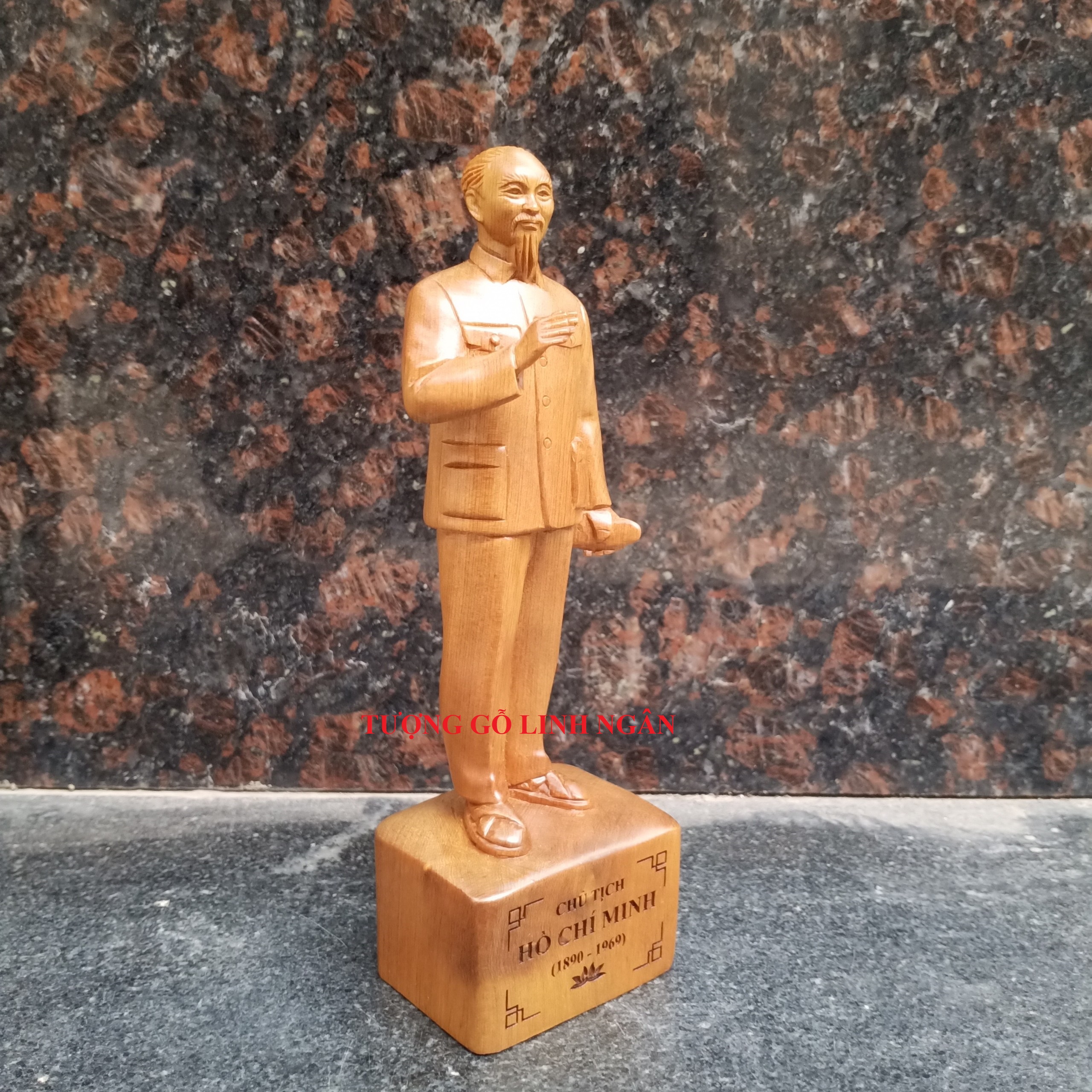 Tượng Bác Hồ gỗ bách xanh  (cao 20 ngang 6.5 sâu 5 cm)