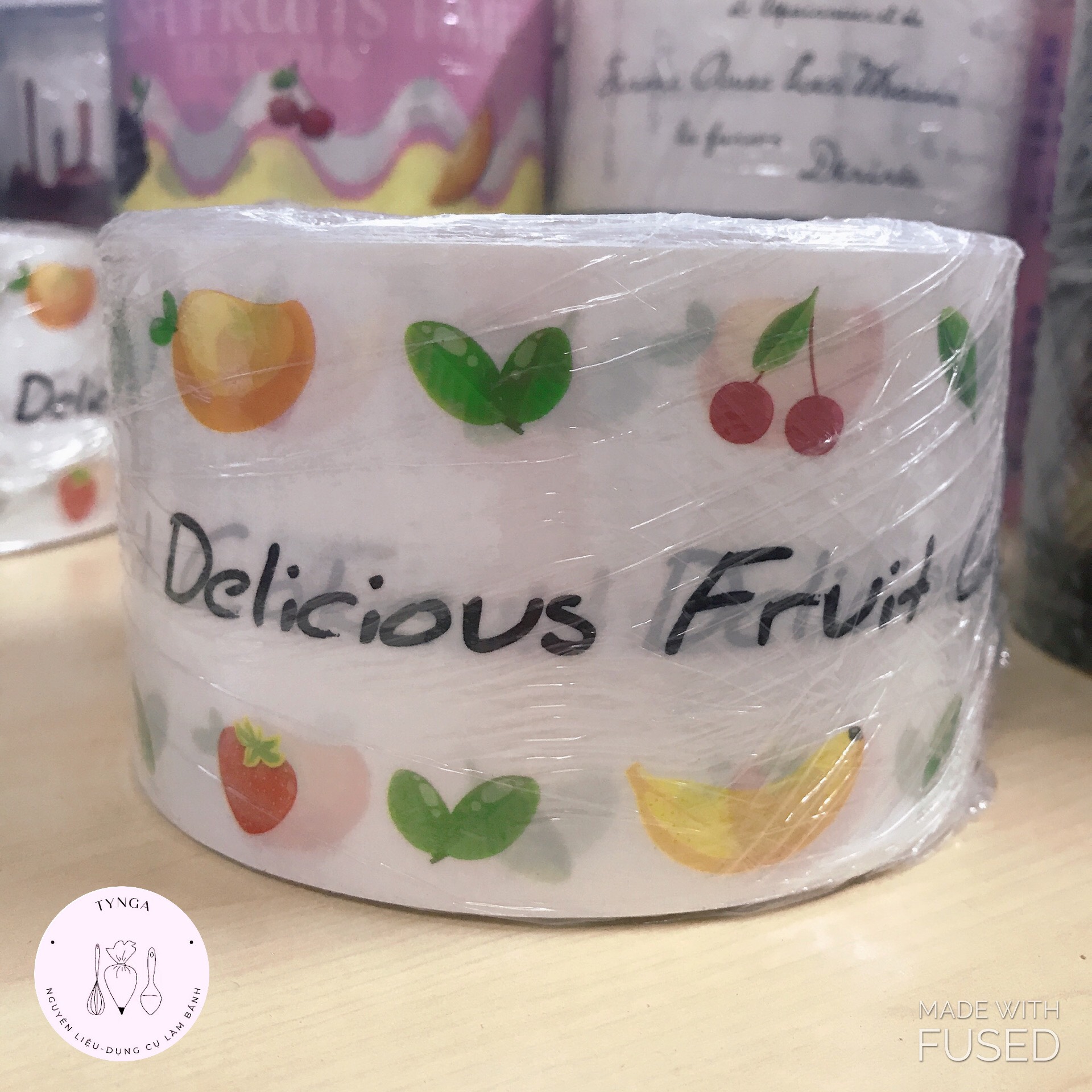 Cuộn mica quấn thành bánh mousse cao 8cm