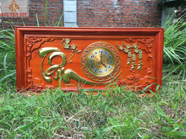 Đồng hồ treo tường trang trí đẹp bằng gỗ Hương cao cấp mẫu chữ Tâm kim trôi trạm khắc sắc nét bảo hành 12 tháng mang lại nét sang trọng cho phòng khách gia đình