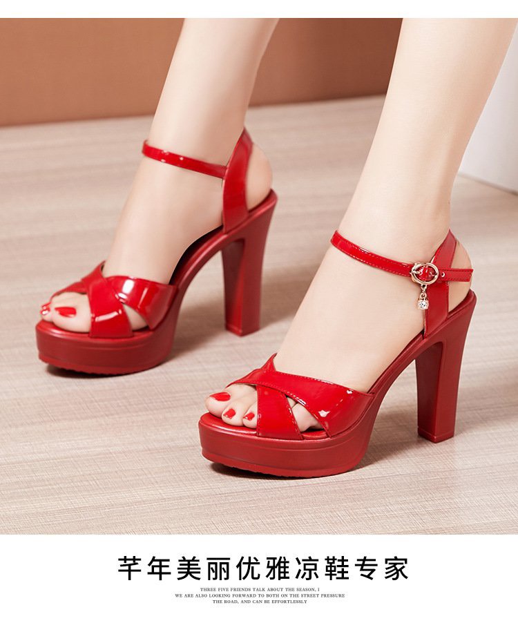 giày cao gót đính đá sang chảnh