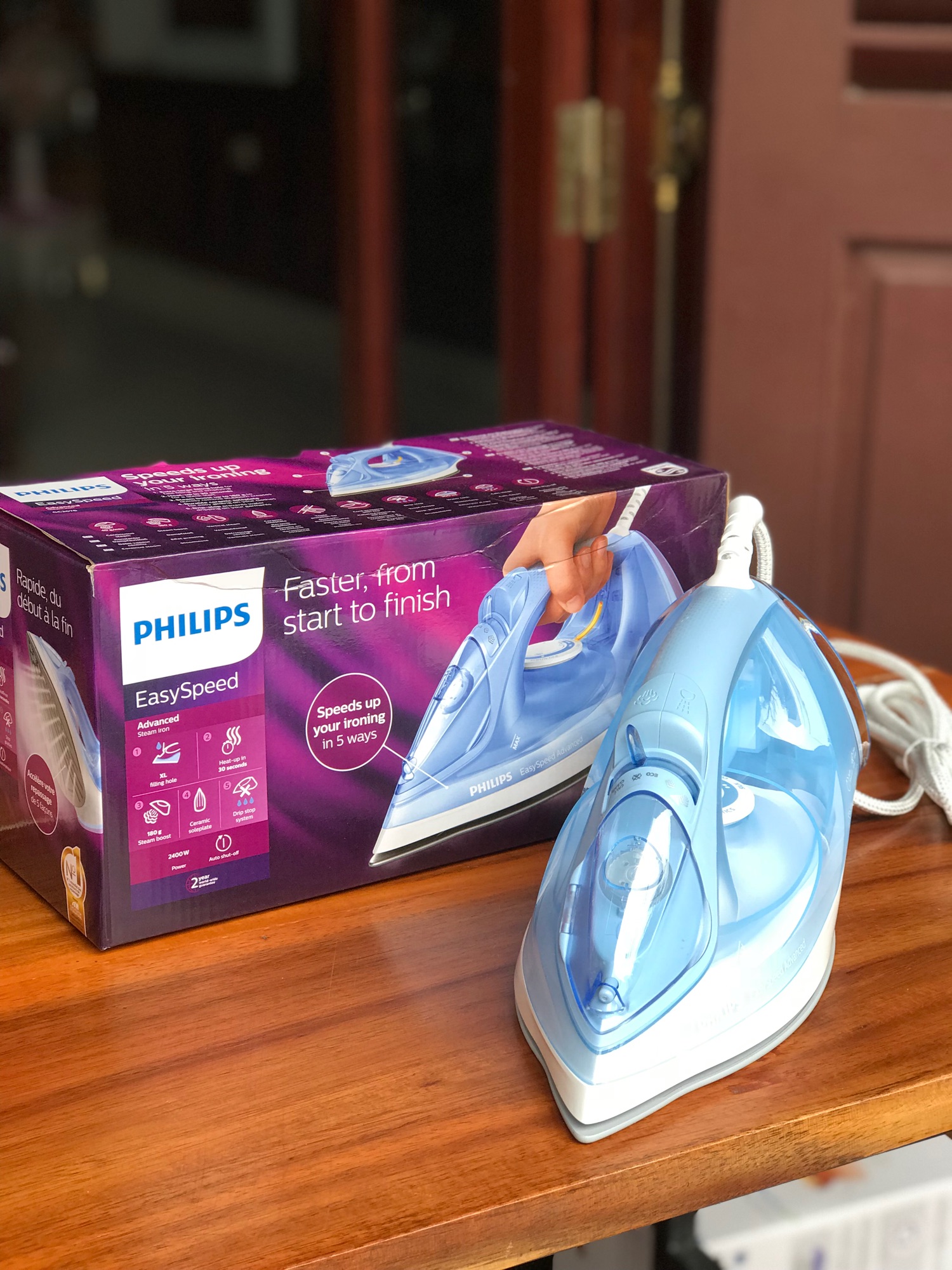 Bàn ủi hơi nước Philips GC2676