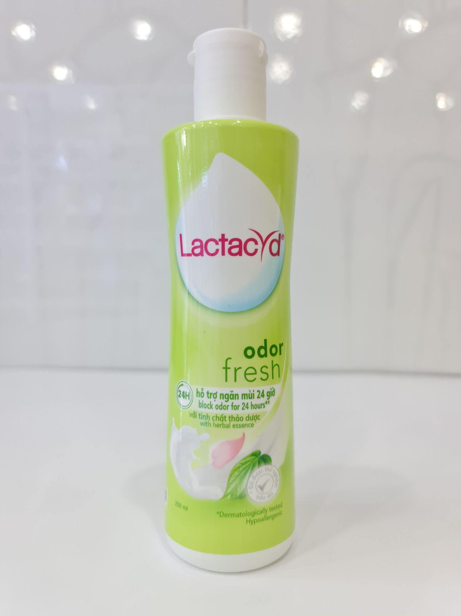 Dung Dịch Vệ Sinh Phụ Nữ Lactacyd Tinh Chất Lá Trầu Không