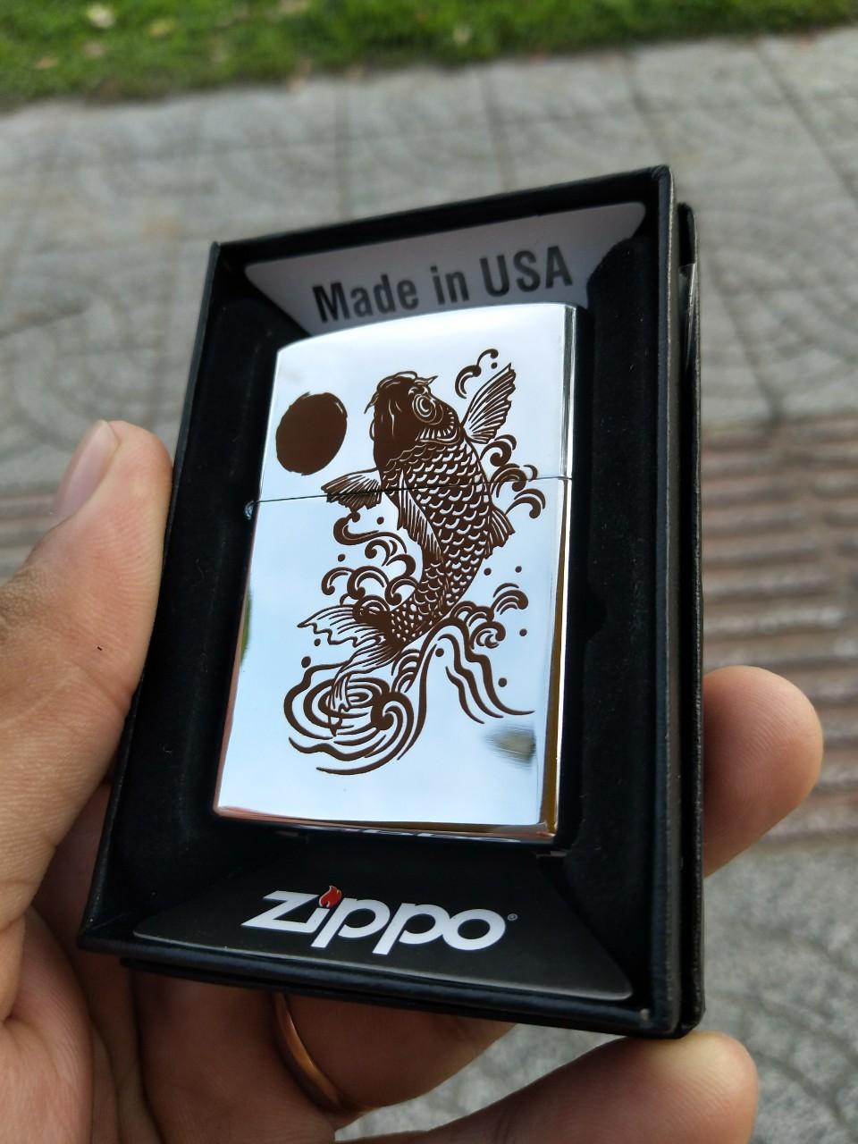 [HCM]Zippo Khắc Laze Cá Chép Vượt Vũ Môn - Zippo giá rẻ tem đỏ