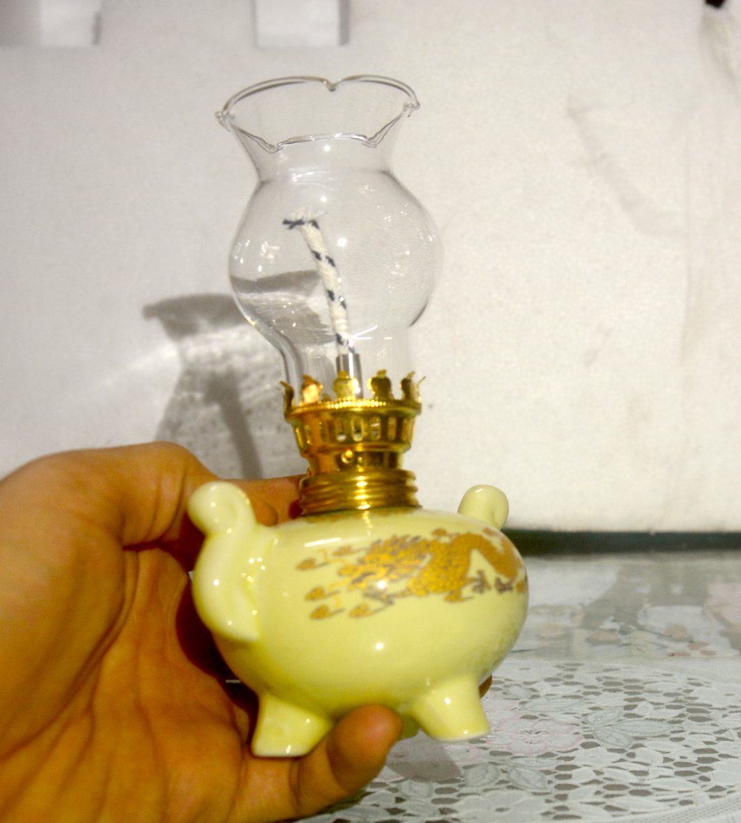 Đèn dầu sứ rồng vàng