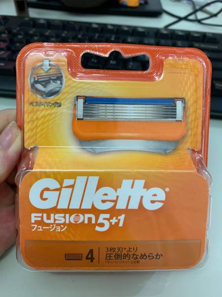 Hộp 4 lưỡi dao cạo râu Gillette Fusion Power( đầu cạo 5 lưỡi kép)