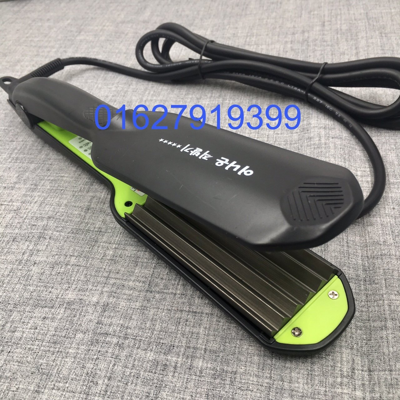 Máy bấm tóc PRO 303 cao cấp - Chất liệu hợp kim phủ ceramic chống hư hại tóc - 5 mức chỉnh nhiệt 140-220 độ - Dây xoay 360 độ - Kích thước 27cm x 4.5x10.5cm - Công suất 45W-80W - Bảo hành 06 tháng