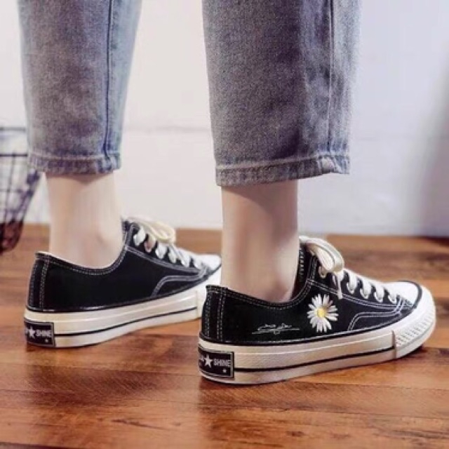 Giày thể thao thấp cổ hoa cúc nữ mới