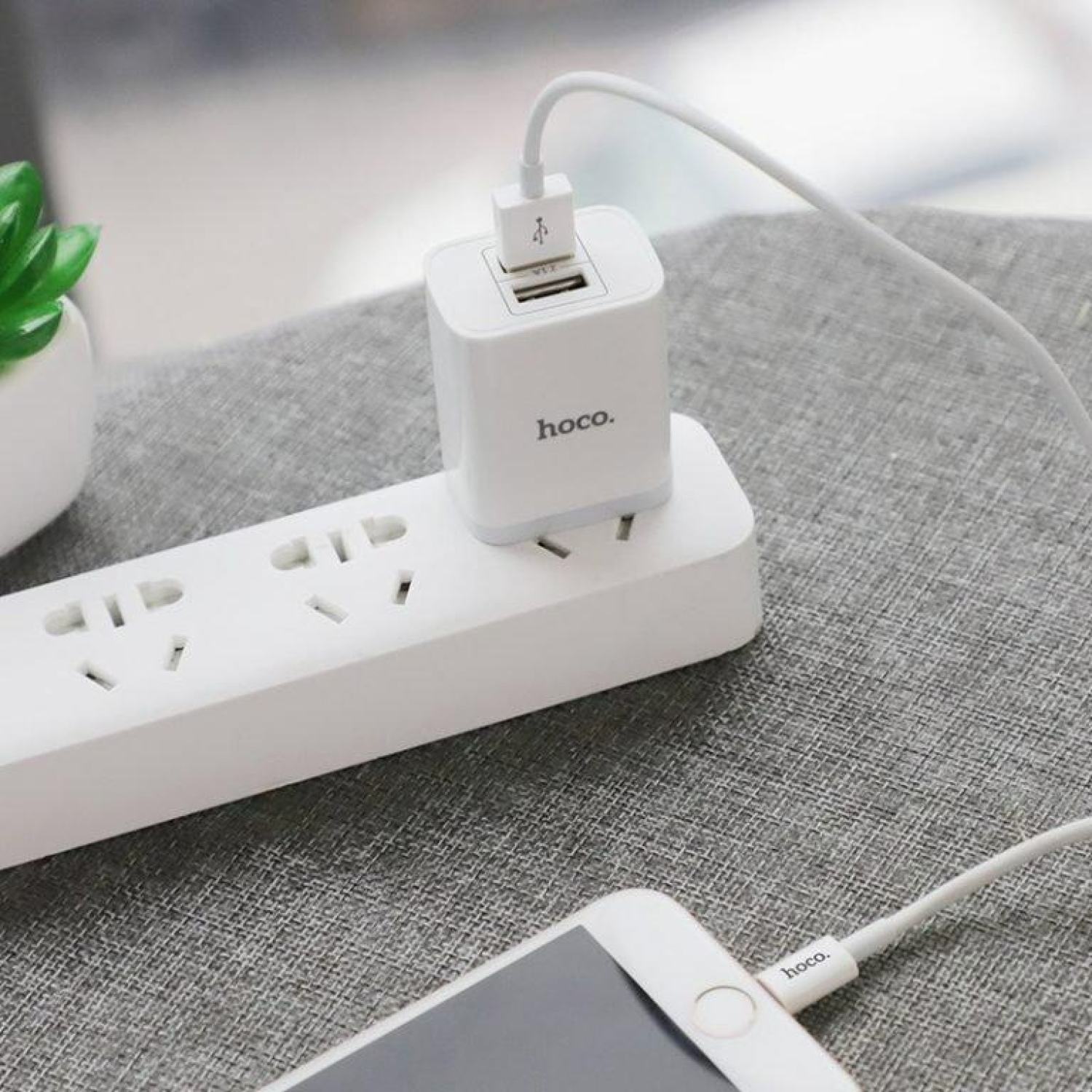 Củ sạc Hoco c50 2 cổng USB, hỗ trợ sạc nhanh 2.1A.