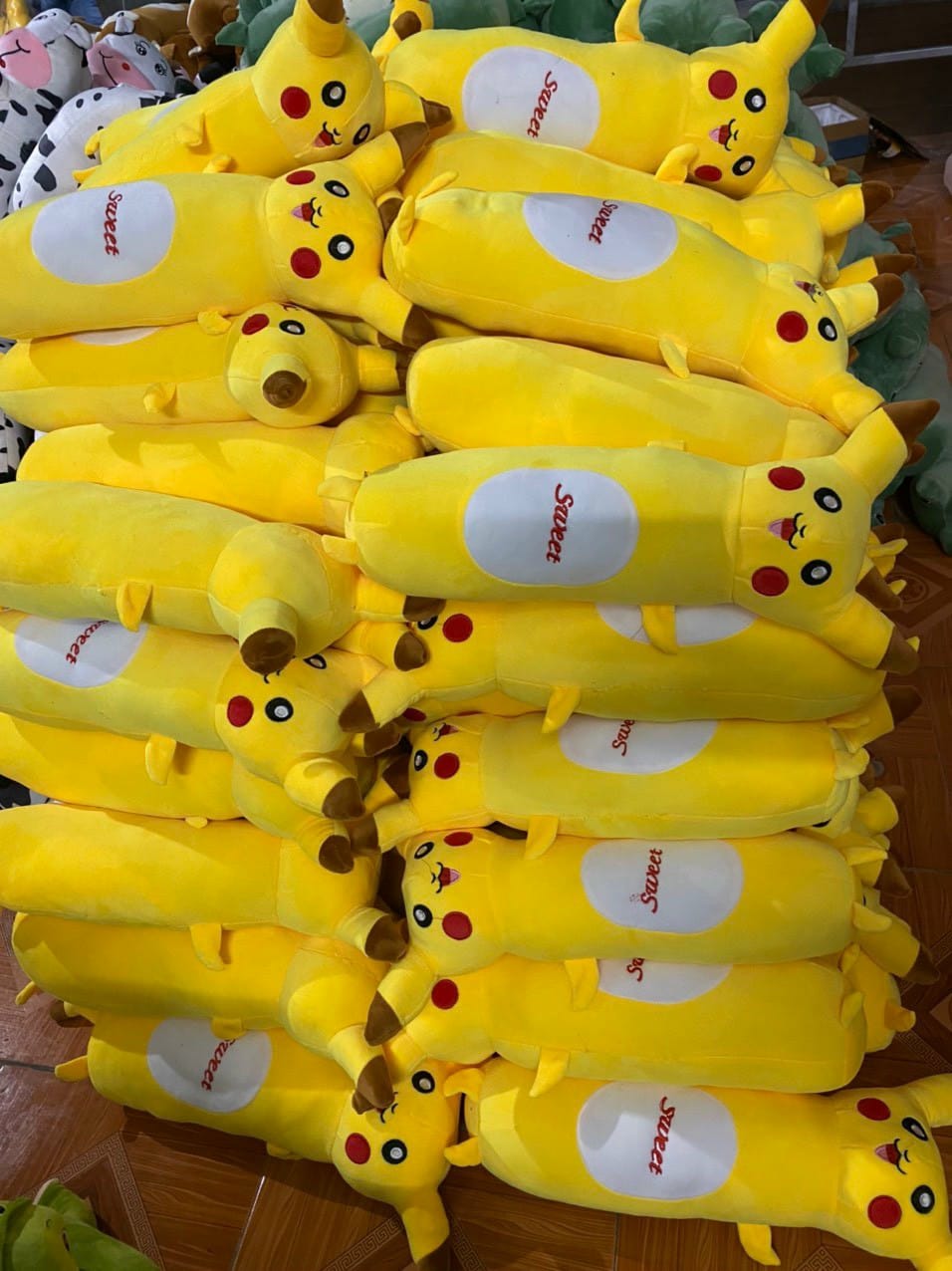 gấu bông Pikachu đứng