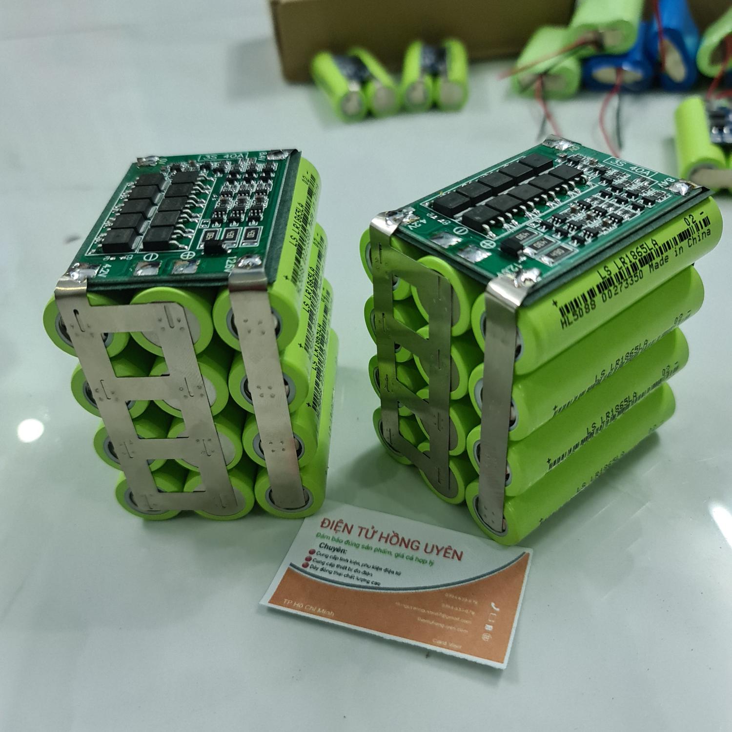 Bình ắc quy pin lithium li-ion 12v - 8ah. khối pin 3s - 12.6v - 8000mah. được đóng từ 12 cell pin lithium 18650 cao cấp, dòng xả cao + kèm mạch bảo vệ 3s 40a