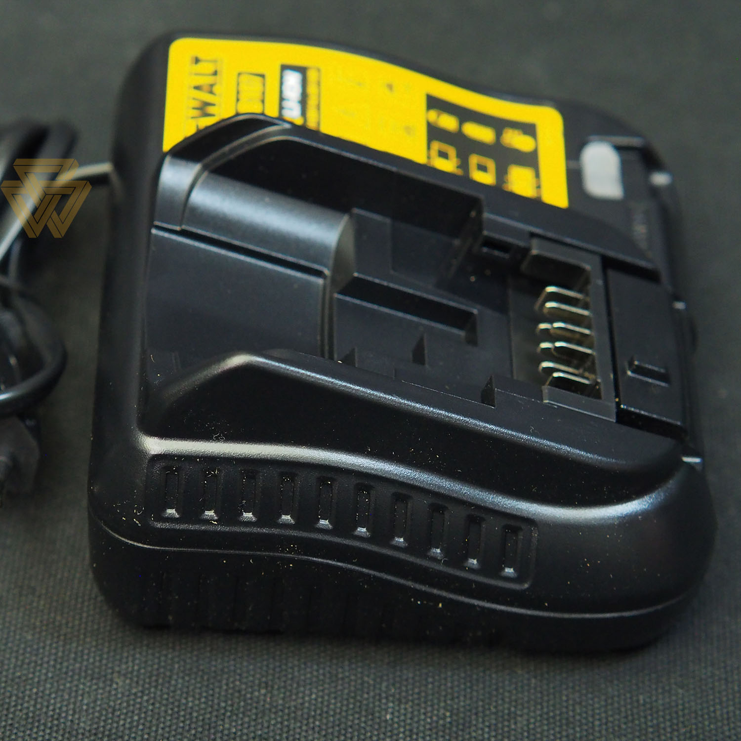 Bộ Sạc Pin Chậm Lithium 10.8-18V Dewalt DCB107-B1