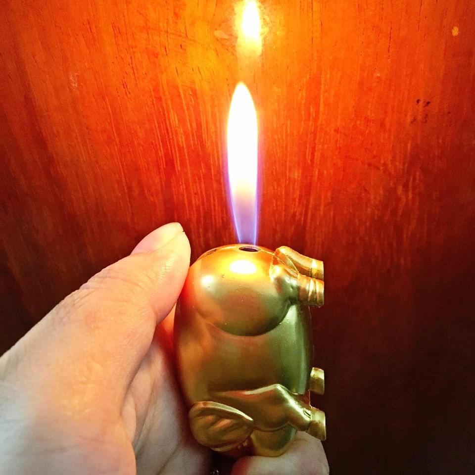 Hột Quẹt Bật Lửa Gas Móc Khóa Con Heo Vàng