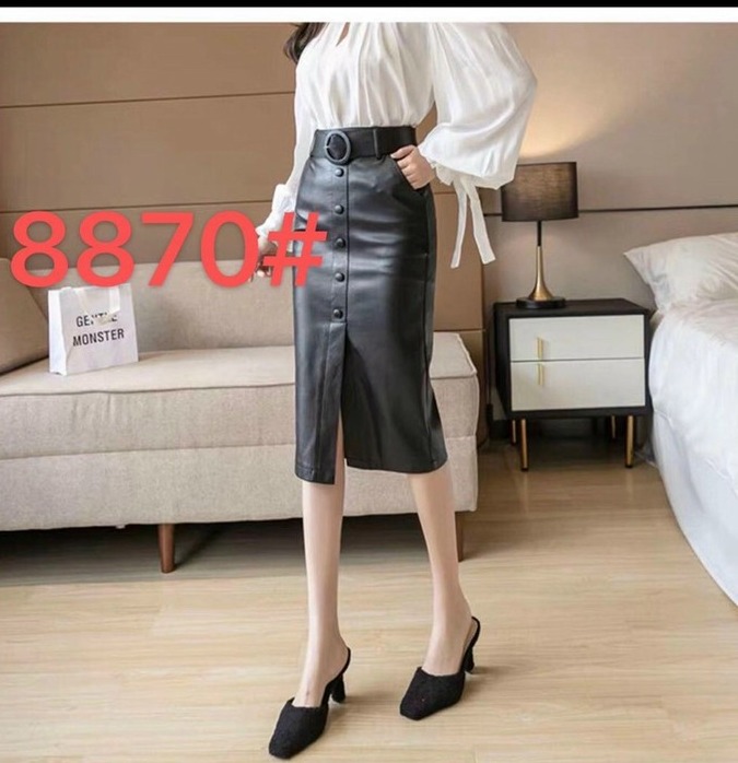 8855 . Chân váy da dáng ôm , dài qua gối , cv dài 63 cm , xẻ trước
