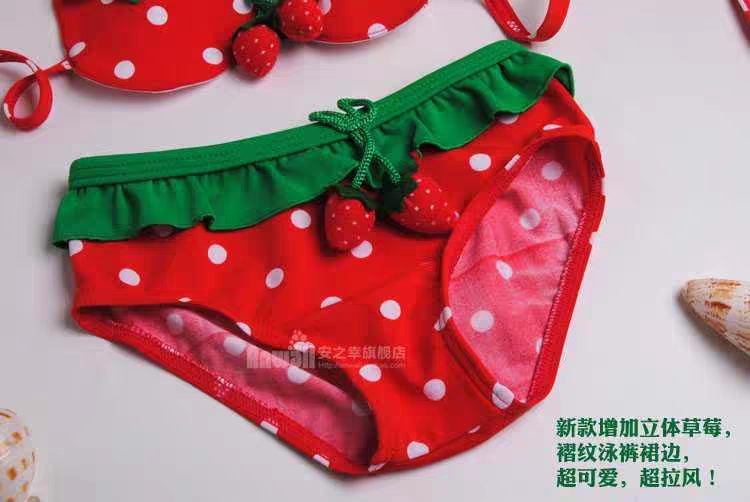 Bikini đi biển quả dâu cực xinh cho bé