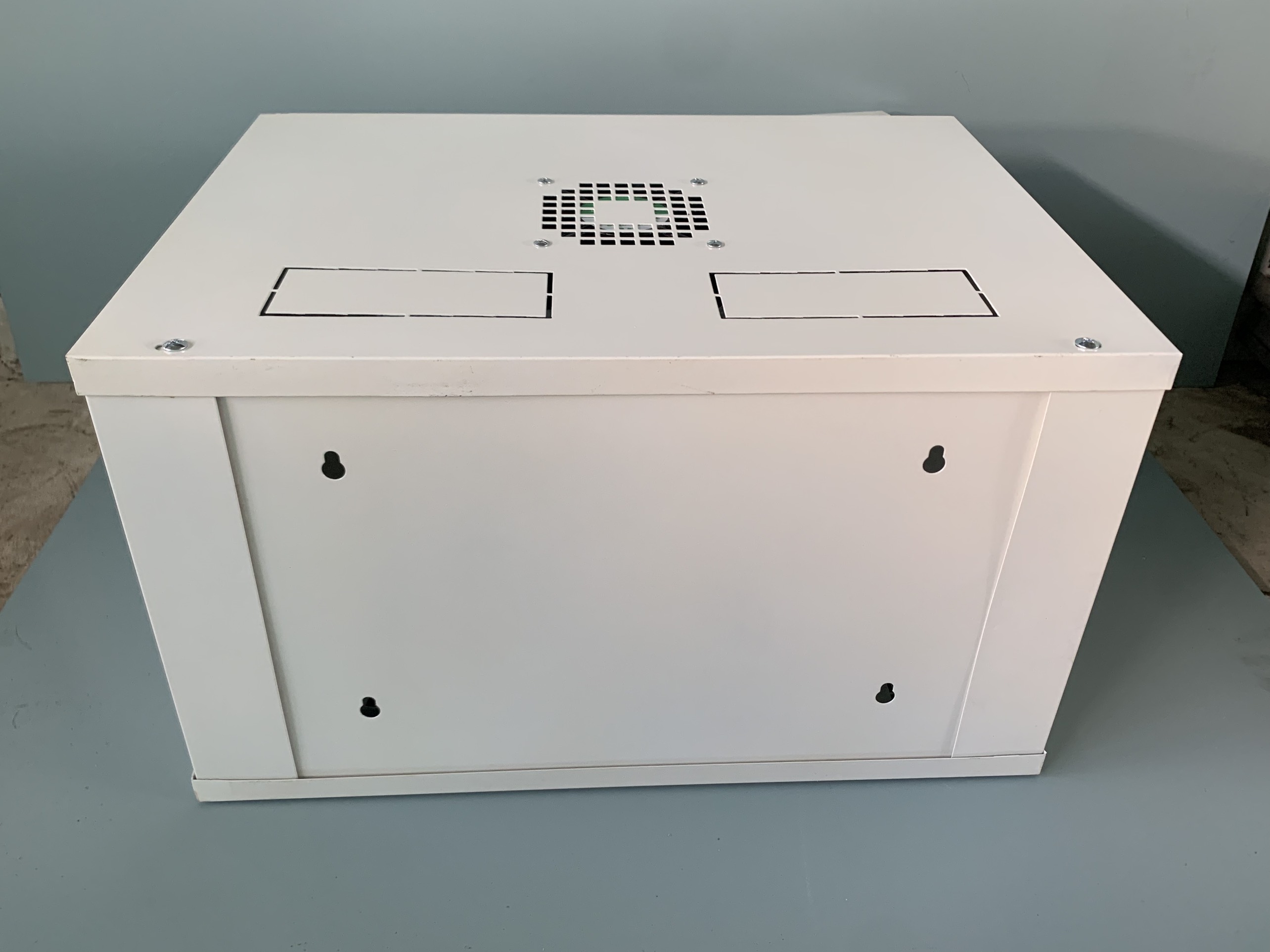 TỦ RACK 6U CHO HỆ THỐNG MẠNG VÀ CAMERA QUAN SÁT.