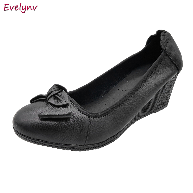 Giày Đế Xuồng Giày Cao Gót 5cm Da Bò Thật Cực Mềm Êm, Cổ Chun Ôm Chắc Chân Evelynv 5P0116 (Đen - Kem) giá rẻ