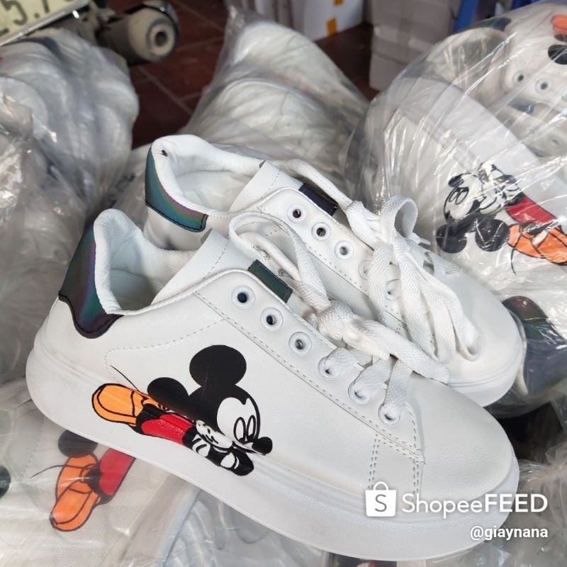 giày thể thao trắng họa tiết mickey