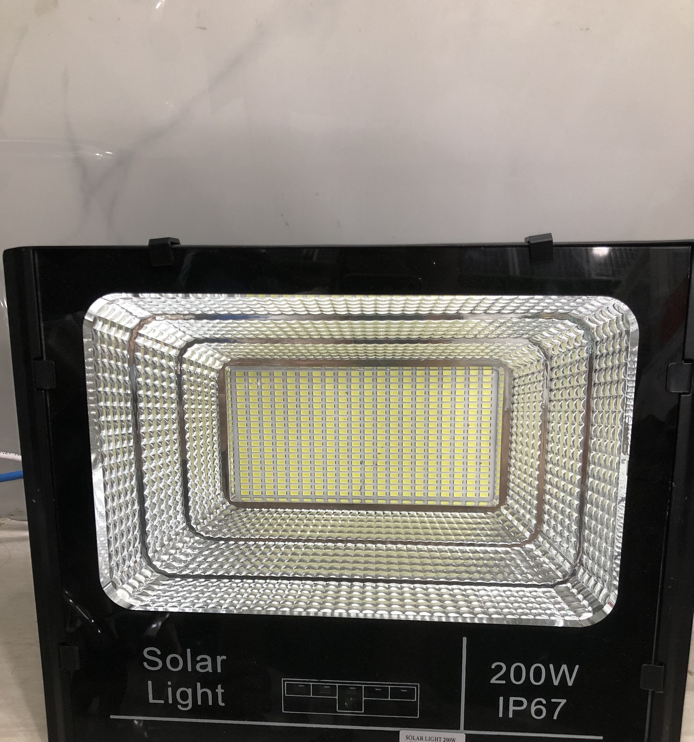 [HCM]Đèn pha LED năng lượng Mặt Trời 200W( có báo pin)