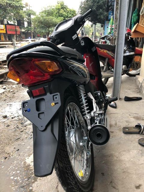Pát tam giác có miếng phản quang lắp biển số xe máy.