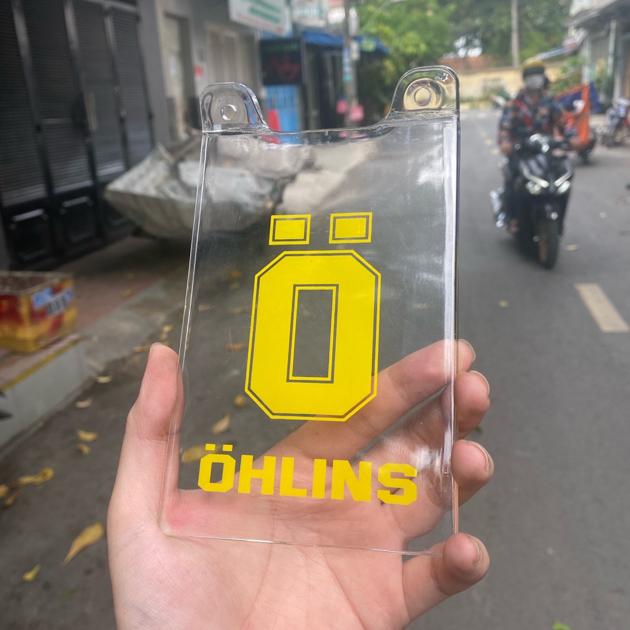Mika Che Phuộc Trong Suốt
