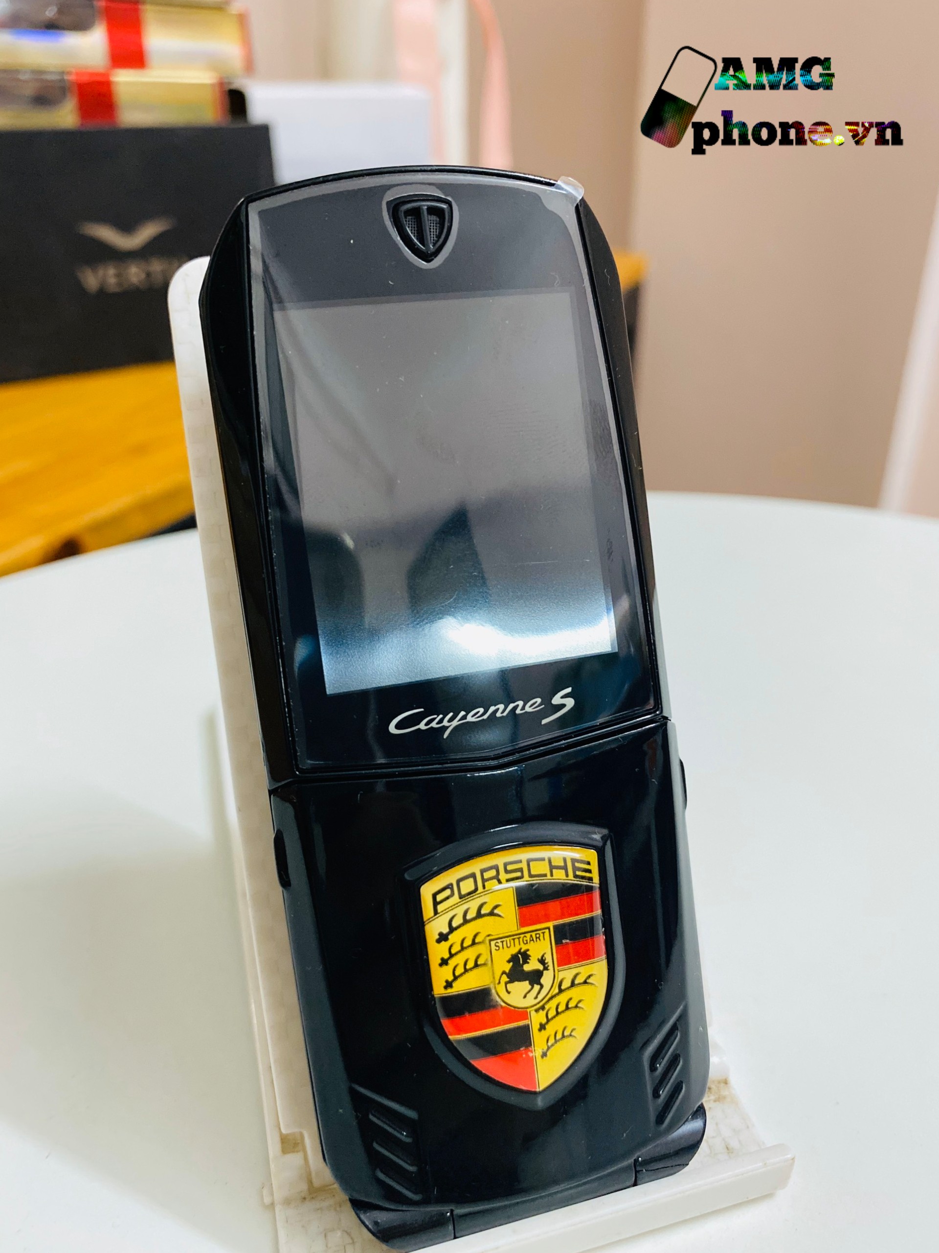 Điện thoại phong cách Porsche AMG màu đen