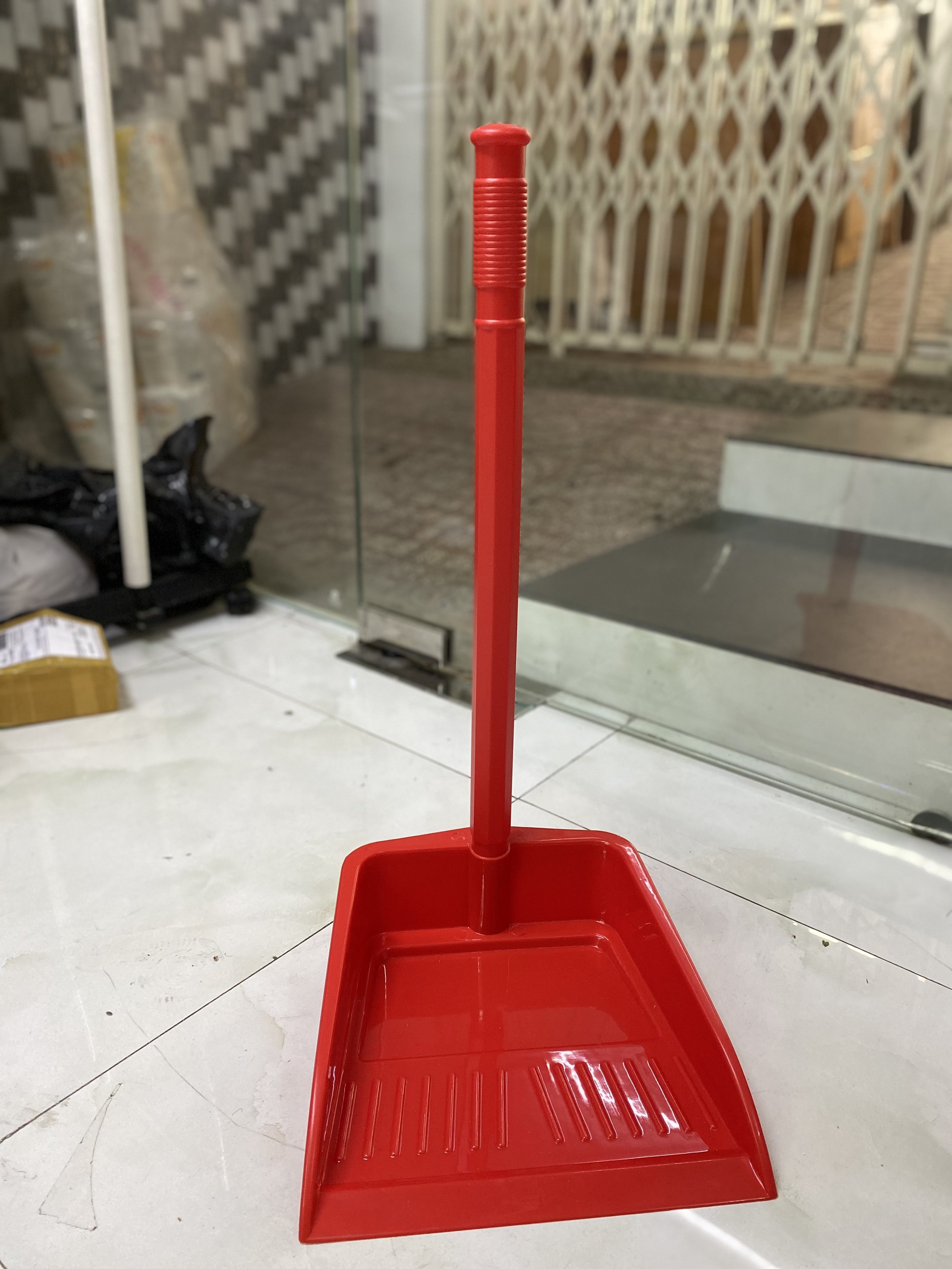 Ky hốt rác nhựa cán dài, cây hốt rác dài, xẻng hốt rác